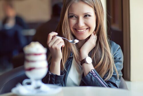 Donna sorridente che mangia gelato