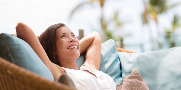 Donna sorridente rilassata sul divano