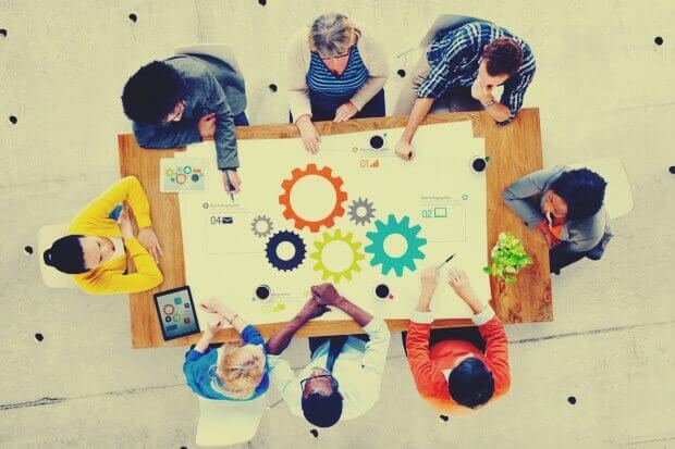 Gruppo di lavoro al tavolo visto dall'alto