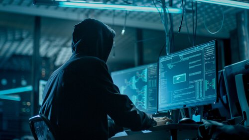 Hacker al computer