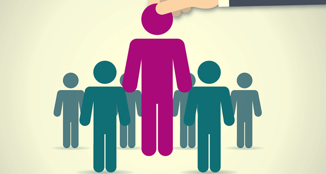 Mano che solleva un omino viola da un gruppo di omini azzurri