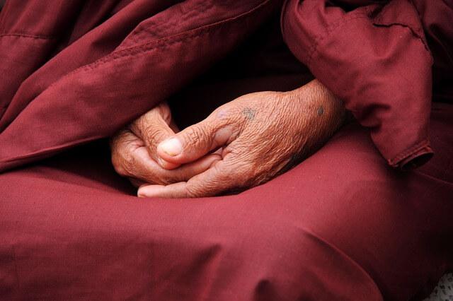 Mani di monaco buddista