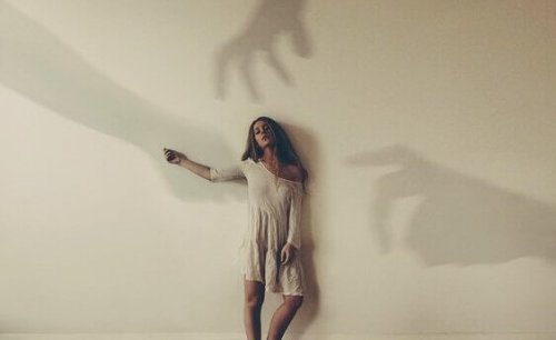 Donna assalita dai sensi di colpa