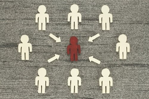 Persona che risente dell'influenza sociale