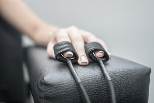 Persona si sottopone alla macchina della verità