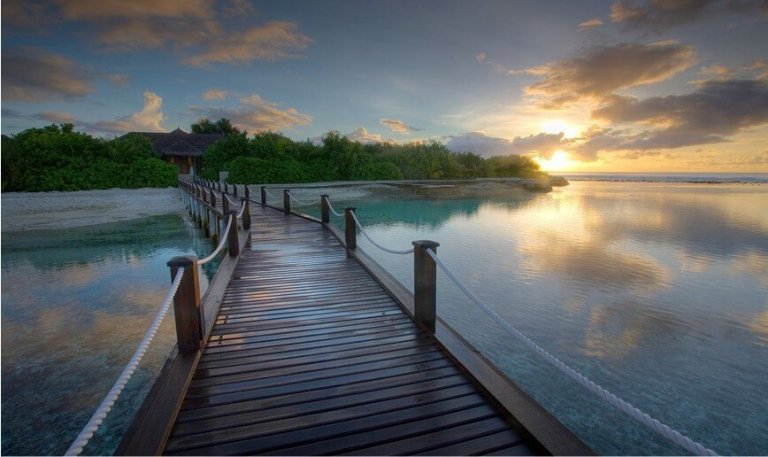Ponte in legno con corde laterali