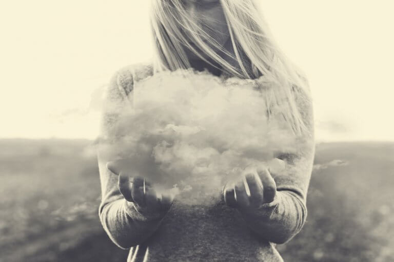 Ragazza con nuvola in mano