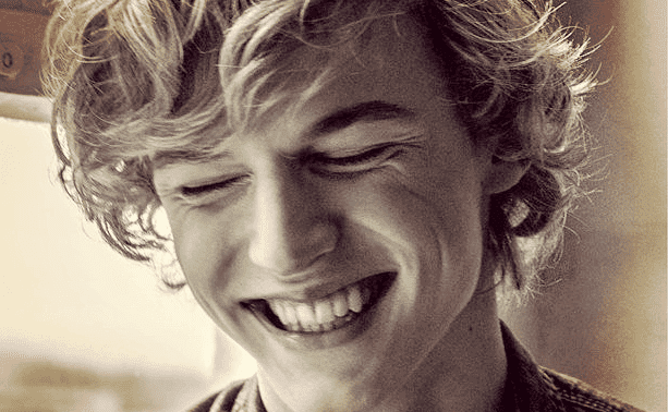 Ragazzo giovane sorridente