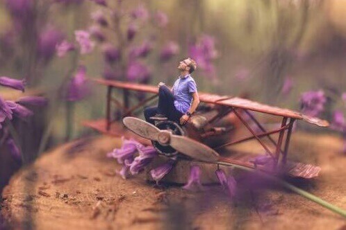 Ragazzo su aereo leggero