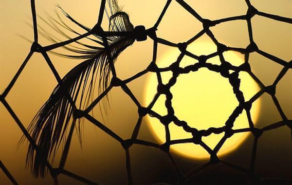 Sole visto attraverso un acchiappasogni