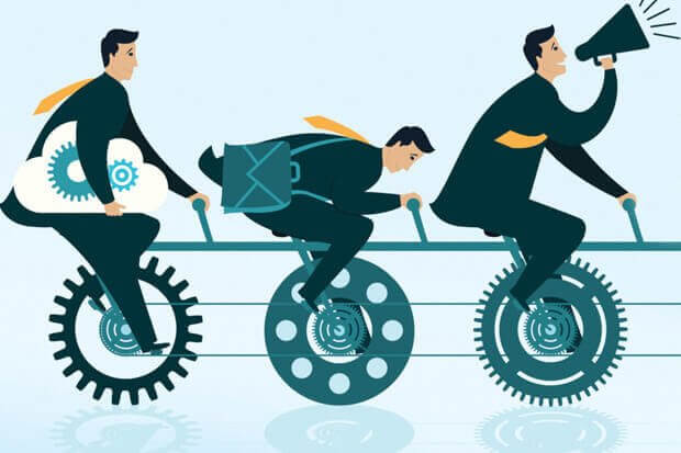 Uomini in abito da lavoro seduti su ingranaggi