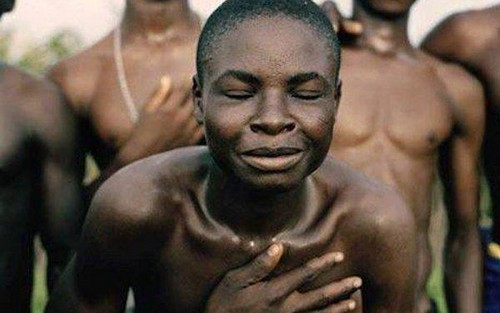 Uomo africano con la mano sul petto