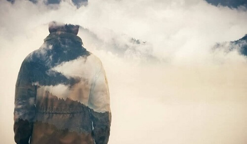 Uomo avvolto dalla nebbia