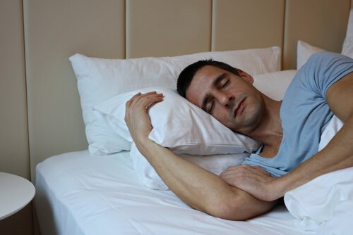 Uomo che dorme con due cuscini