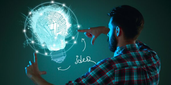 Uomo che pensa a cervello e idee