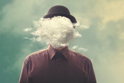 Uomo con cappello nero e nube davanti al volto