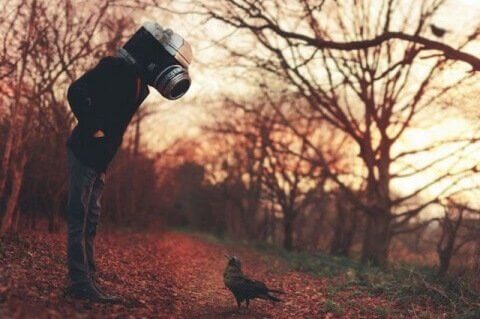 Uomo con testa a macchina fotografica