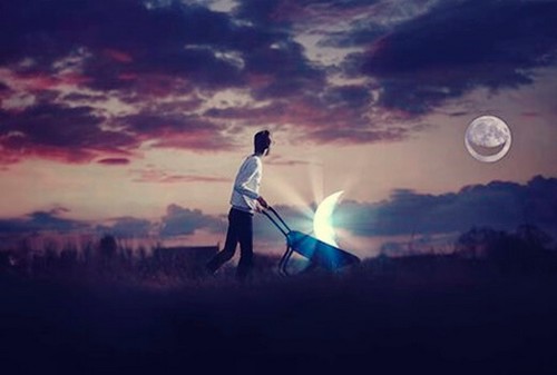 Uomo porta sulla cariola parte della luna