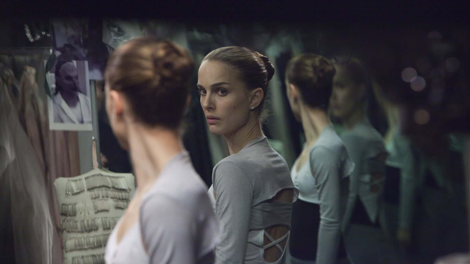 Ballerina si guarda allo specchio