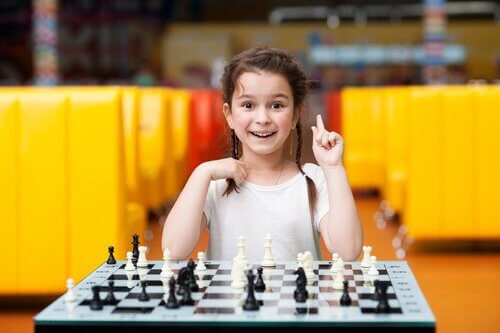 Bambina gioca a scacchi iperattività infantile