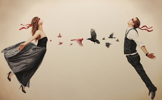 Coppia con occhi bendati