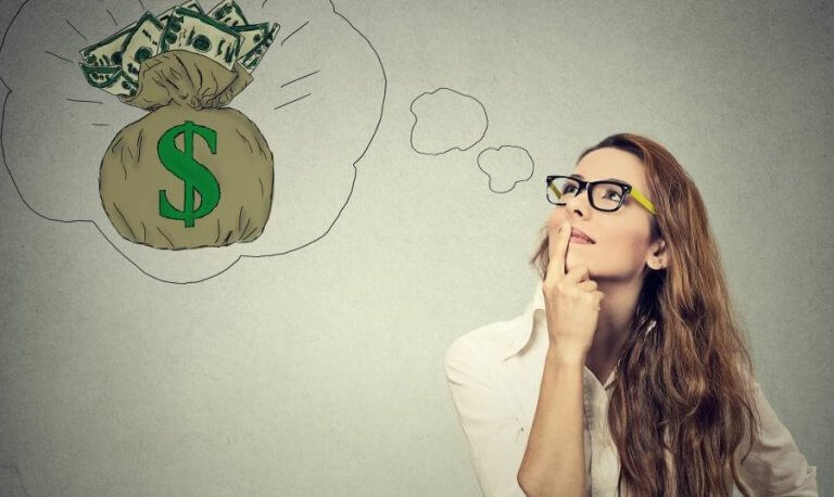 Donna che sogna di vincere soldi