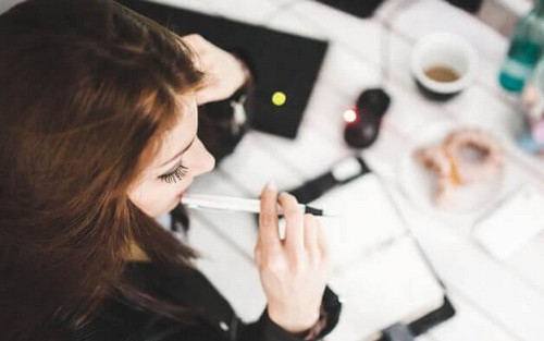 Donna pensa mentre studia