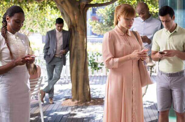 Lacie e altre persone con il cellulare