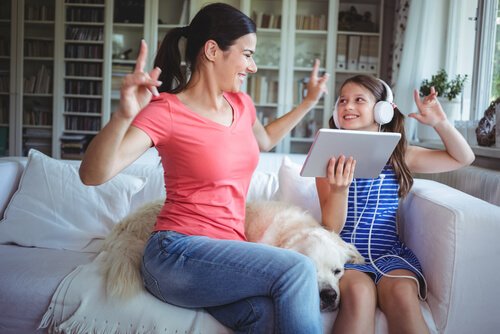 Madre e figlia che ballano ascoltando la musica