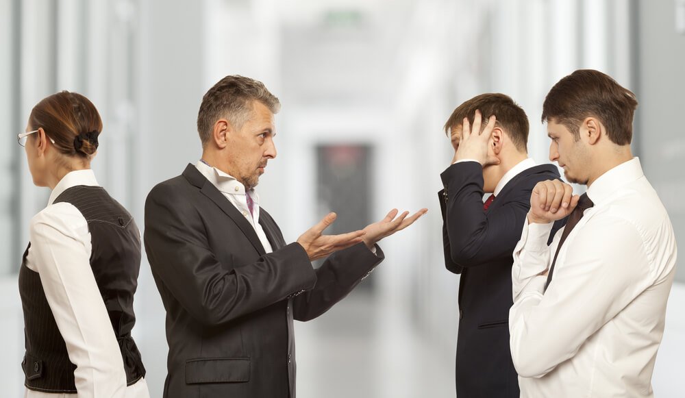 Manager cerca di gestire i conflitti di lavoro nel suo gruppo