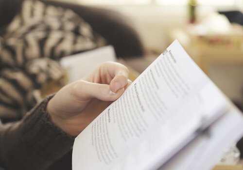 Mano appoggiata sulla pagina di un libro