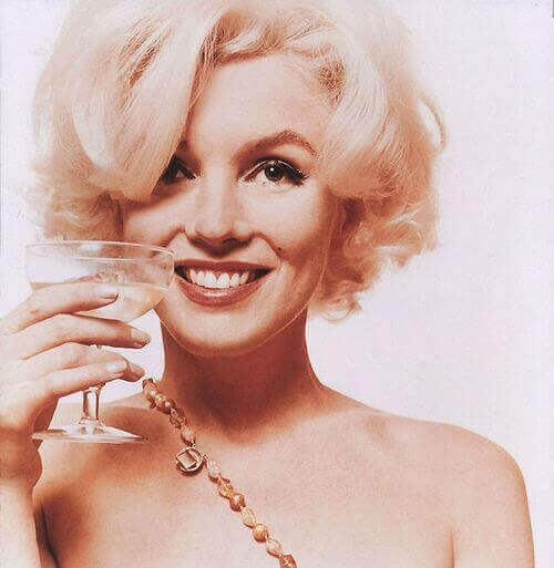 Marilyn Monroe con bicchiere