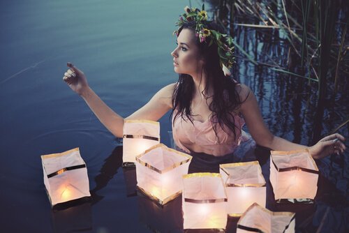 Ninfa dell'acqua e lanterne di carta