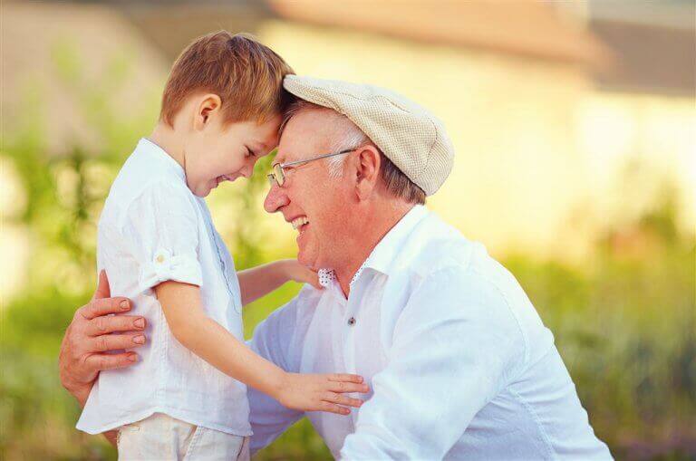 Nonno e nipotino abbracciati