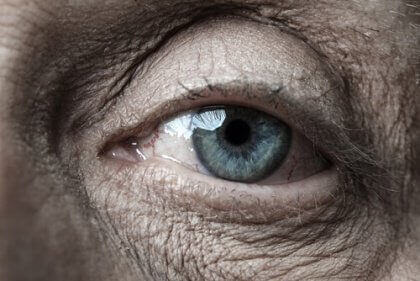 Occhio azzurro di una persona anziana