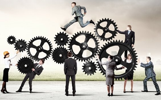 Persone fra ingranaggi