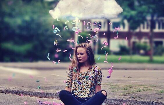 Ragazza con nuvola sopra la testa