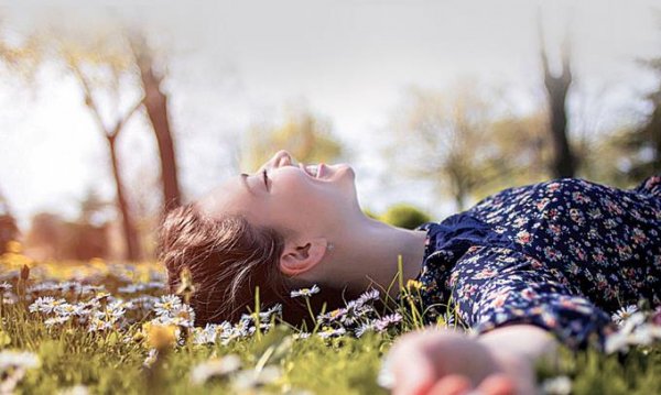 Ragazza felice distesa sul prato