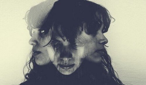 Viso di donna triplicato