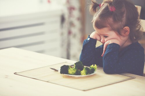 Bambina con neofobia alimentare