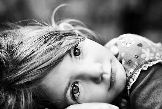 Bambina soffre per abbandono