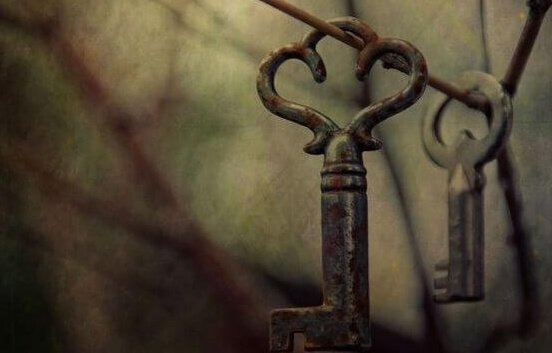 Due chiavi appese a un filo a rappresentare il debito emotivo