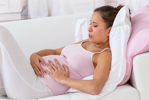 Donna incinta esegue esercizi di respirazione