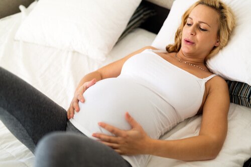 Donna incinta respira con le mani sulla pancia