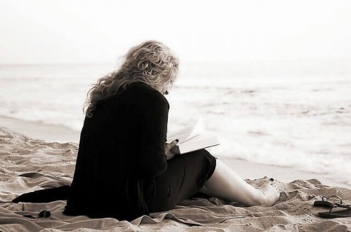Donna che legge in spiaggia