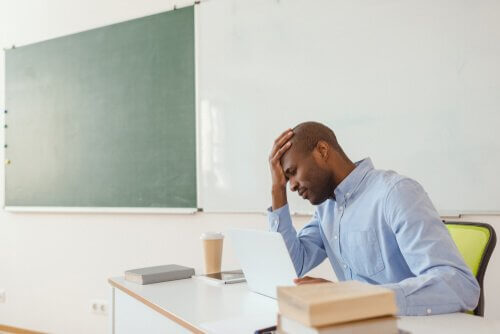 Giovane docente con sindrome del burnout negli insegnanti