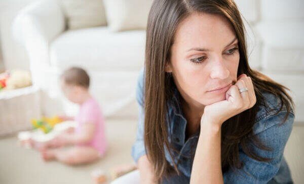 Madre con depressione post adozione