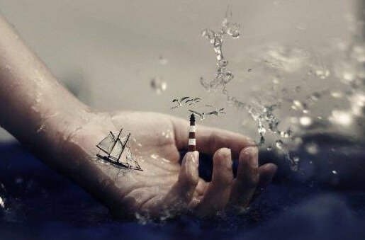 Mano trasporta una barca