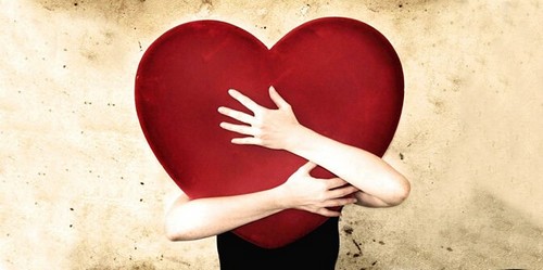 Persona che stringe un cuore