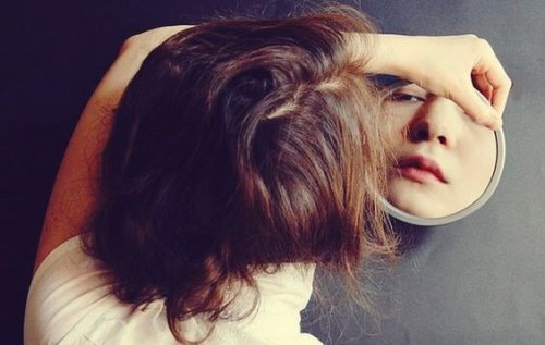 Ragazza si guarda allo specchio